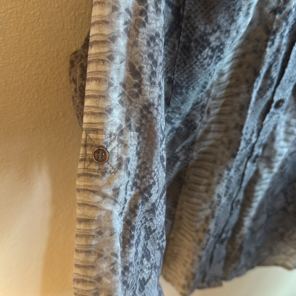 Michael Kors Button Up Shirt Size 12 Gray Black Animal Print Band Collar - Picture 10 of 13